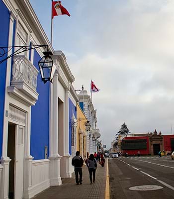 Walk for colonial mansions in La Libertad
